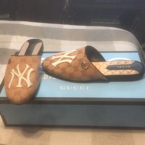 Beige Gucci New York Yankees slippers NWOT